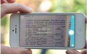 女儿拿手机做作业 这种答题软件真的合适吗 1