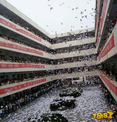 考生高考前愤怒撕书减压 场面震撼如下雪