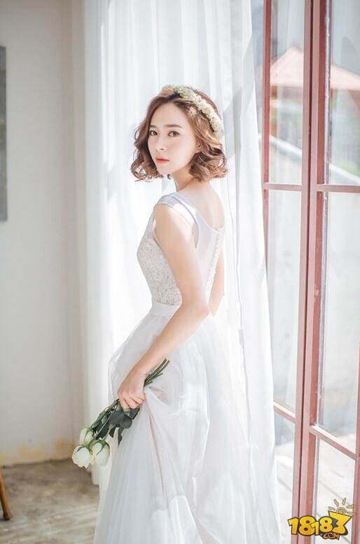 清纯美女单人花瓣婚纱写真集