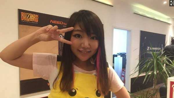 德国体育一台:哀绿,SeatStory Cup再次给你的履历标记了新的战绩。你位于八强之列。对你来说,被Lifecoach淘汰有什么感想?是否很失望? 哀绿:事实上,我感到极度失望。我本该拿下上场比赛,因为我的职业搭配组合是克制Lifecoach的。事后回顾,我对自己的出招也较为满意。只是在结尾运气实在不好。 德国体育一台:竞技炉石领域,水平顶尖的女选手极少,你是其中之一。为什么出现不了更多的炉石职业女选手?