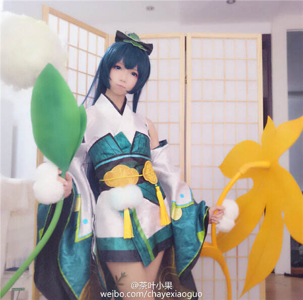 cn:茶叶小果。这只萤草太萌了,小编血槽已经空了,快奶我一口啊。 茶叶小果之前出过不少的cospaly,本身颜值高,cos什么非常好看。这次2张萤草cos图算是提前放出的试装,之后会有正式的套图,敬请期待吧。